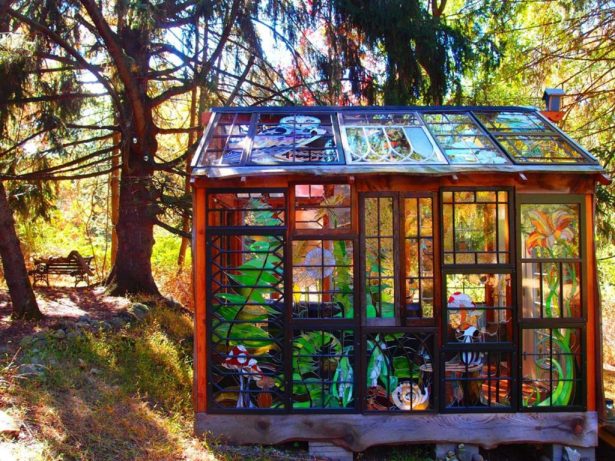 Glass-Cabin-une-cabane-tout-en-vitraux-dans-les-bois-1-1