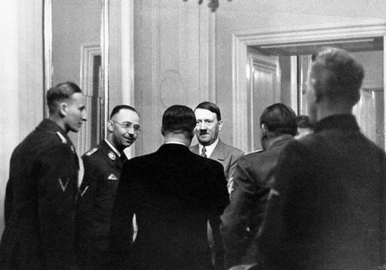 hitler-himmler-and-heydrich-meet-the-german-clique-in-hradcany-castle-prague-czechoslovakia