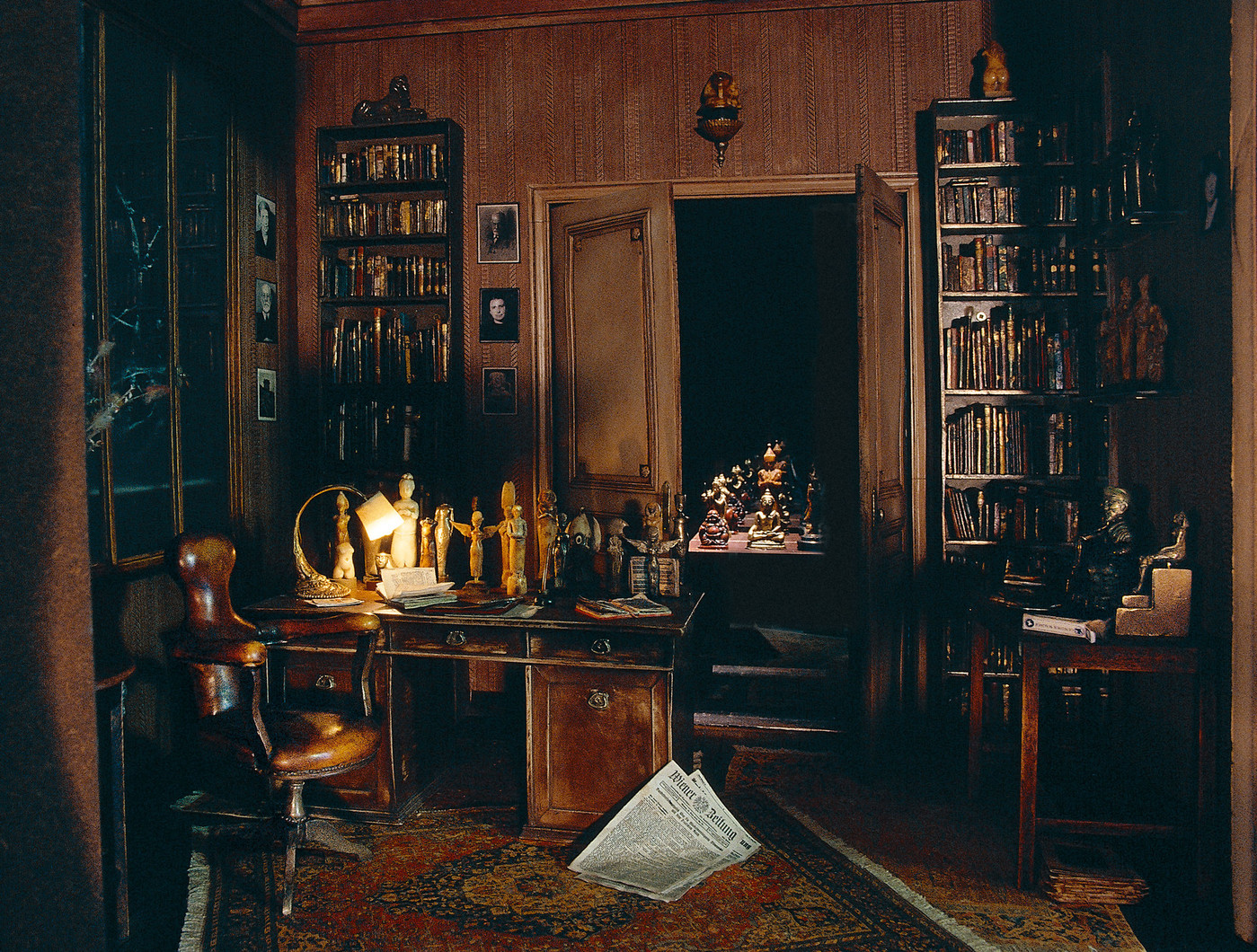 Cabinet-Sigmund-Freud-reproduit-miniature-lartiste-Charles-Matton-2002_0_1399_1060