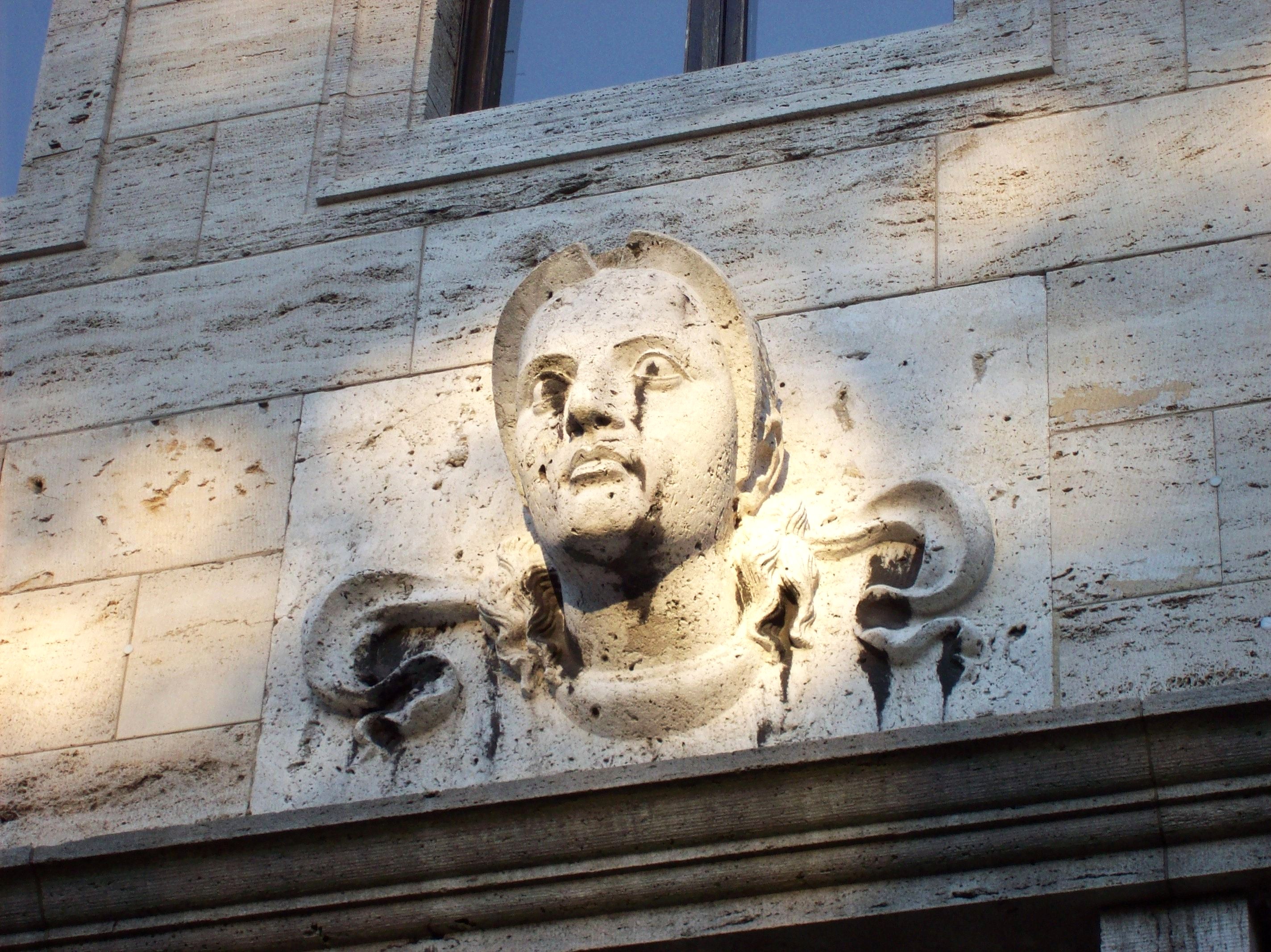 Yugoslavia_diplomatic_Mission_Berlin_Drakestr_Sculpture