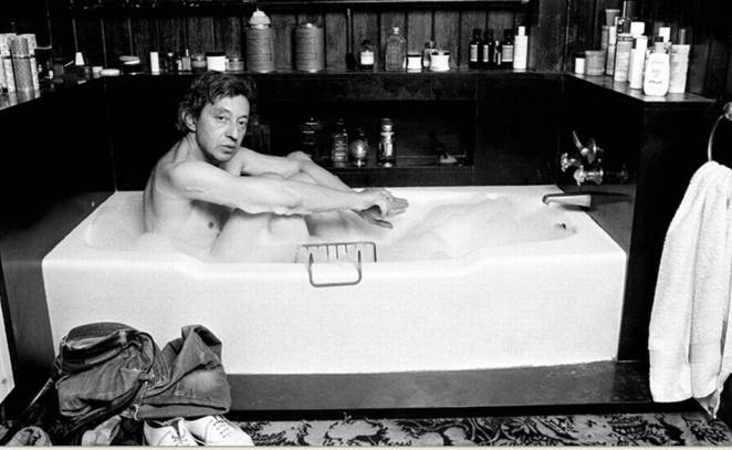 serge-gainsbourg-paris-apartment-tub-black-bathroom